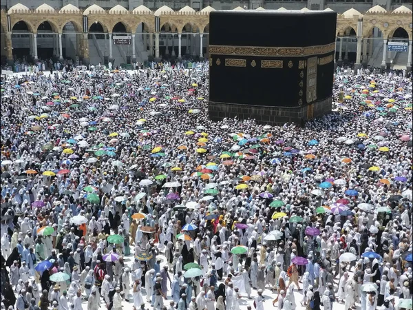 Mecca Saudi Arabia August 2019 Hajj Pilgrims Shade Themselves Blistering — Stock Photo, Image