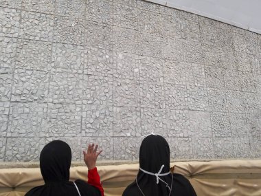 Kimliği belirsiz Müslüman hacılar Mina, Suudi Arabistan hac bir parçası olarak jamrah (çakıl yeri) birinde 'şeytan taşlama' ritüel gerçekleştirmek. Toplamda üç jamrah yani Jamrah Ula, Wusta ve Akabe vardır.