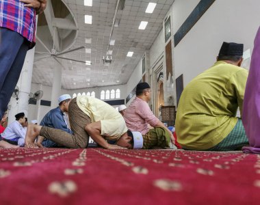 Tanjong Karang, Selangor, Malezya - 6 Eylül 2019 : Malezya'nın Selangor kentinde bir dua (solat) oturumunda secdede (sujod) kimliği belirsiz Müslüman adam.