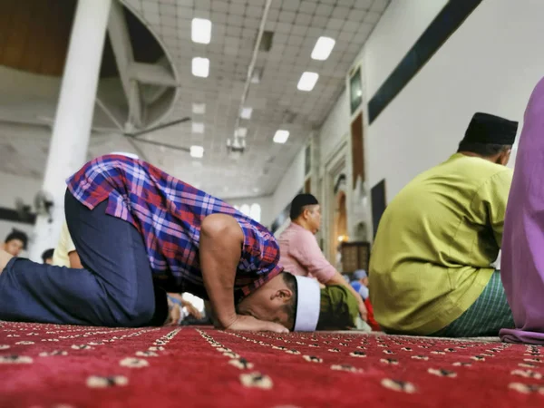 Obraz Neidentifikovaného Muslimského Muže Pokoření Sujod Během Sezení Solat — Stock fotografie