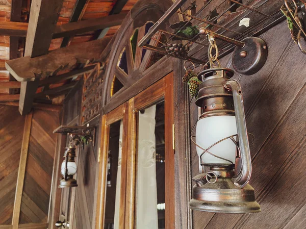 Традиционный винтажный керосиновый фонарь на деревянной стене . — стоковое фото