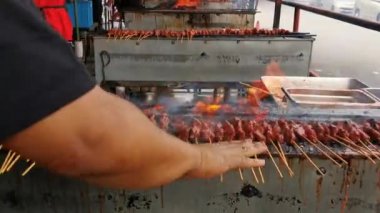 Şiş sıcak kırmızı baharatlı satay ızgara sığır eti.