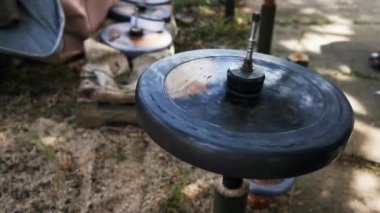 Malay Terengganu, Malezya kısa bir ahşap kutup üzerinde dönen üst iplik. Esas olarak kalay ve parke den yapılmış iplik üst saatlerce spin olabilir.
