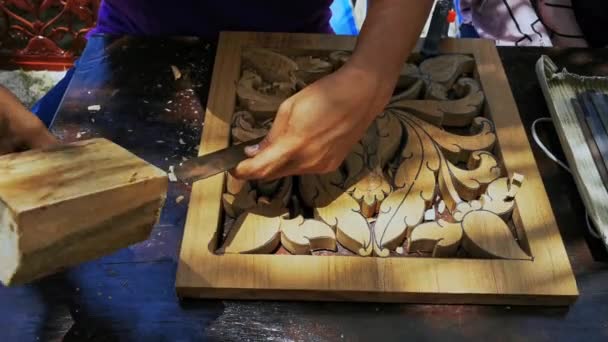 Carpinteiro Hábil Escultura Planta Folhas Motivo Escultura Madeira — Vídeo de Stock