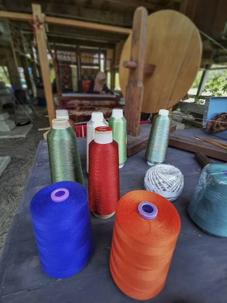 Kleurrijke garens gebruikt voor het weven van Maleis doek (Songket). — Stockfoto