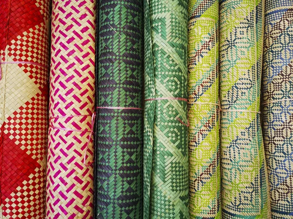 Coloque plano de estera colorida tejida a partir de hojas de pino . — Foto de Stock