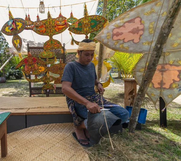 马来西亚丁加奴 2019年9月 不明身份的风筝制造商马来人在马来西亚丁加奴使用小刀削竹棍制作风筝主体框架 — 图库照片