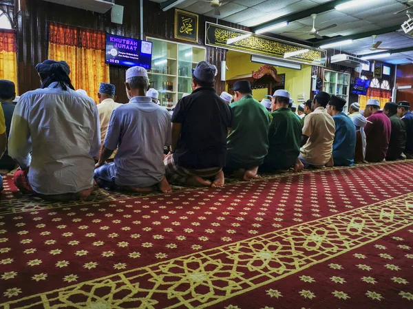 KELANTAN, MALAYSIA-OCTOBER 11, 2019 : A group of Muslim people p — Stock Photo, Image