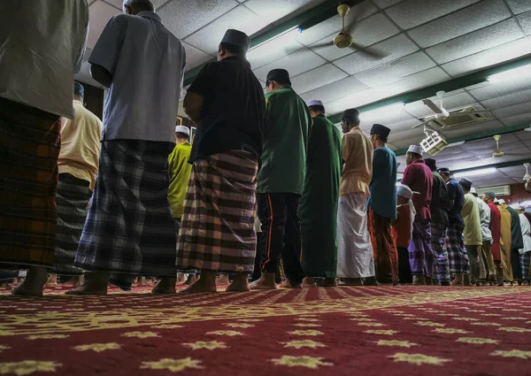 Sekelompok orang Muslim berdoa di masjid. Muslim menghadapi d — Stok Foto