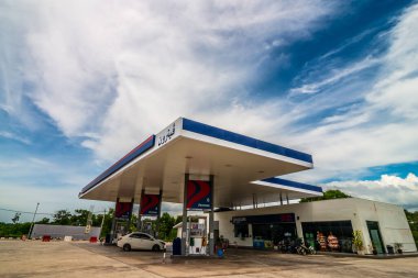 TERENGANU, MALAYSIA-MAY 18, 2020: PETRON benzin istasyonu Malezya Terengganu 'nun doğu maliyetinde yer almaktadır.