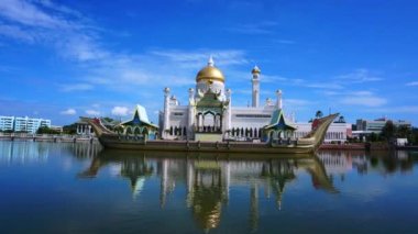 Brunei 'nin Bandar Seri Begawan kentindeki Mescidi Sultan Omar Ali Seydidin Camii' nin etrafı yapay lagünlerle çevrili. Bina Babür mimarisine dayanıyordu. Kubbe saf altınla kaplıydı..