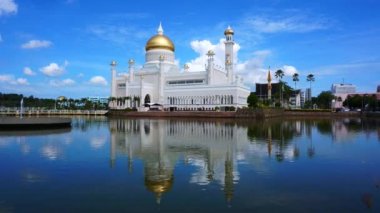 Brunei 'nin Bandar Seri Begawan kentindeki Mescidi Sultan Omar Ali Seydidin Camii' nin etrafı yapay lagünlerle çevrili. Bina Babür mimarisine dayanıyordu. Kubbe saf altınla kaplıydı..