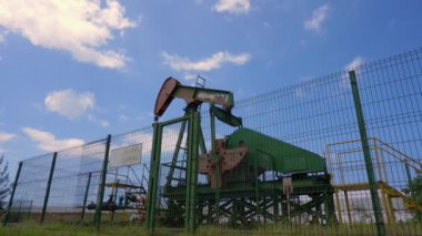 Petrol pompası çalışıyor. Seria 'da petrol endüstrisi, Brunei Darussalam bulutlu mavi gökyüzü ile güneşli bir günde.