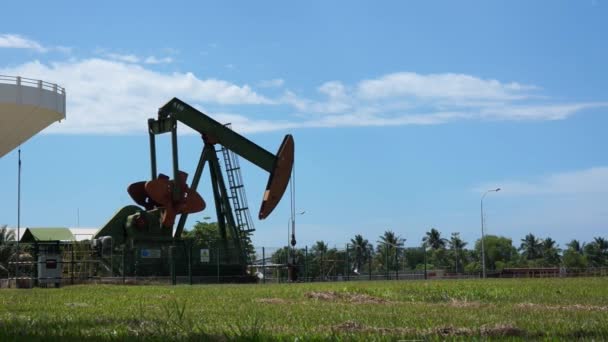 油泵千斤顶在工作 在多云蓝天的阳光灿烂的日子里 文莱达鲁萨兰国塞利亚的石油工业 — 图库视频影像