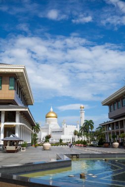 BANDAR SERI BEGAWAN (BSB), BRUNEI-NOV. 4.: BSB, Brunei 4 Kasım 2013 'te alışveriş merkezi sokağından gösterilen Mescid Sultan Ömer Ali Saifuddin Camisi.
