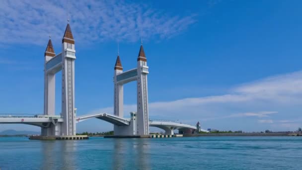 Timelapse Puente Levantado Catamarán Identificado Navega Con Nubes Onduladas Cielos — Vídeos de Stock