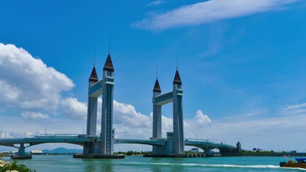 Timelapse Pont Avec Des Nuages Roulants Ciel Bleu — Video