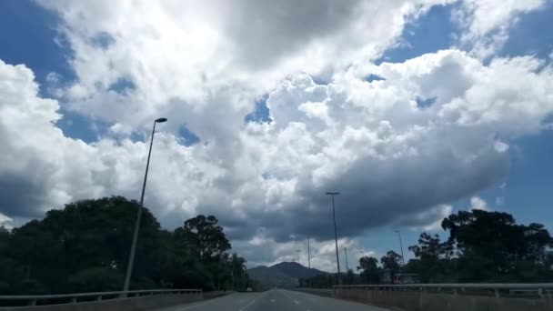 Pohled Řidiče Fpv Palubní Desky Modrá Obloha Nadýchané Bílé Slunečné — Stock video