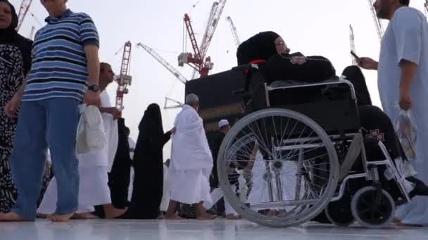 イスラム教徒の巡礼者達は 2012年2月20日にサウジアラビアのマッカで マジジル ハラムでカアバを迂回します 世界中のイスラム教徒が礼拝中にカアバに直面しています — ストック動画