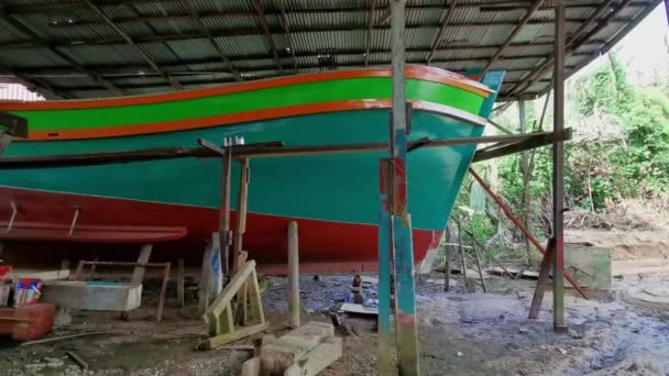 Pan Αριστερή Άποψη Του Ένα Παραδοσιακό Ξύλινο Σκάφος Υπό Κατασκευή — Αρχείο Βίντεο
