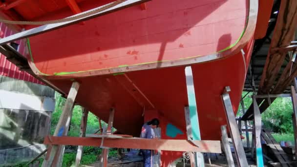 Подключите Неопознанный Сварщик Рулю Традиционной Деревянной Лодки Строящейся Стороны Кормы — стоковое видео