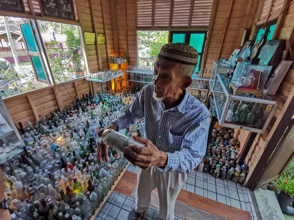 德黑兰 2020年9月17日 Tengku Mohd Ali Mansor或Tokku或Tok Ki向游客解释他收集的废弃瓶子 这位75岁的男子从2005年开始收集瓶子 — 图库照片