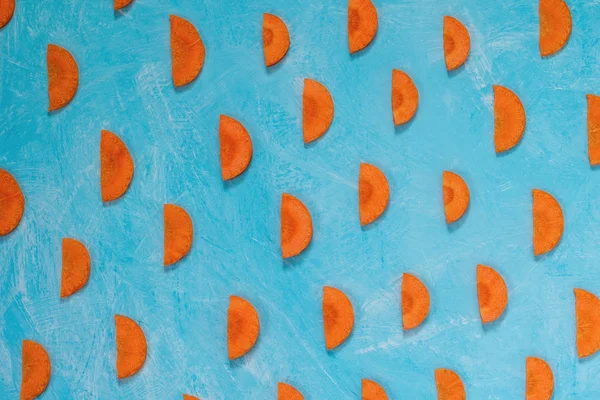 Mitades Cortadas Zanahorias Anaranjadas Sobre Fondo Azul Brillante Textura Concepto — Foto de Stock
