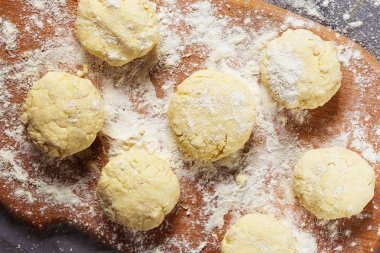 Rus tarzı kahvaltı syrniki veya süzme peynir yapımı ahşap masada krep.