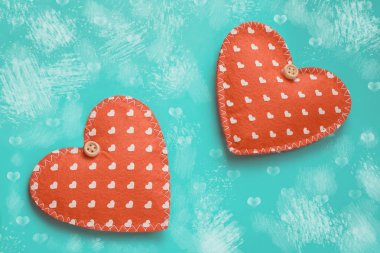 Turkuaz bir arka plan üzerinde iki kırmızı kalp. Sevgililer günü tebrik kartı. Kopya alanı ile üstten görünüm