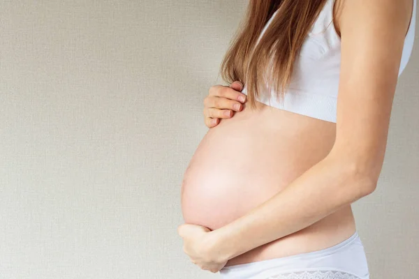 Vientre Una Mujer Embarazada Meses Primer Plano — Foto de Stock