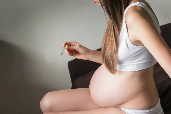 Una Mujer Embarazada Semanas Mide Temperatura Resfriado Gripe Primer Plano — Foto de Stock