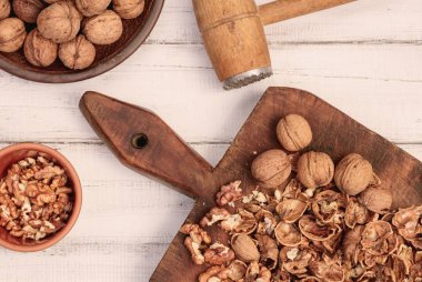 Soyulmamış ceviz ve ceviz çekirdek ahşap arka plan üzerinde