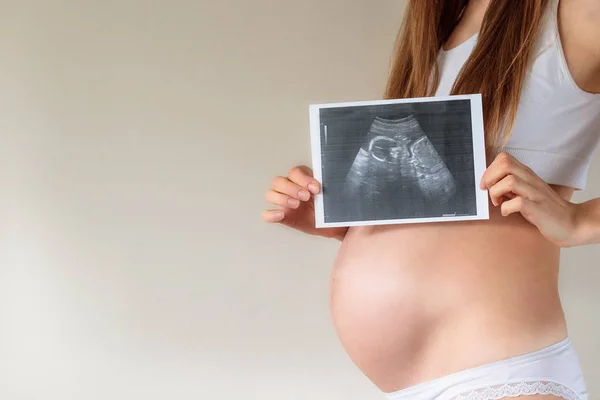 Una Mujer Embarazada Aspecto Caucásico Para Con Una Fotografía Escáner — Foto de Stock