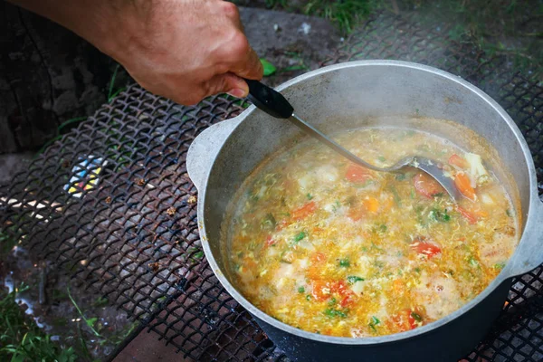 Νόστιμα Φρέσκα Σούπα Που Μαγειρεύεται Μια Μεγάλη Κατσαρόλα Ένα Ανοικτό — Φωτογραφία Αρχείου