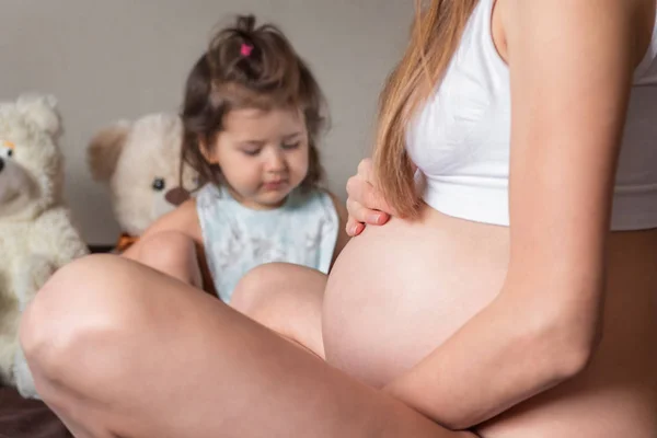 Joven Embarazada Sentada Acariciando Sus Manos Con Estómago Junto Primera — Foto de Stock