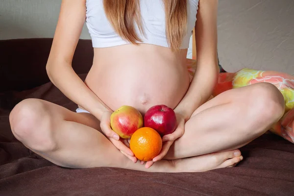 Μια Έγκυο Γυναίκα Ξανθά Μαλλιά Μηνών Έγκυος Κάθεται Και Κρατά — Φωτογραφία Αρχείου