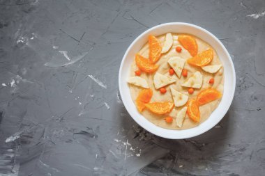 Lezzetli mandalina, muz, keten, seabuckthorn kase güler yüzlü bir tohum
