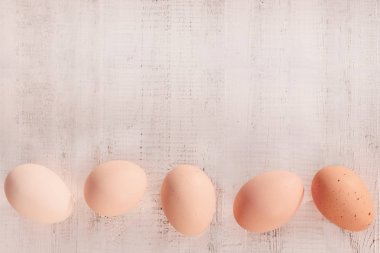 Ücretsiz aralığı tavuk taze organik kahverengi tavuk yumurta bir rustik ahşap arka plan üzerinde çiftlik. Beyaz bir arka plan üzerinde yumurta. Organik yumurta tavuk yerli bir çiftlik. Boşaltmak