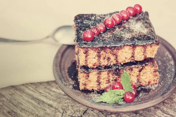 테이블에 딸기와 맛 있는 초콜릿 케이크를 닫습니다. — 스톡 사진