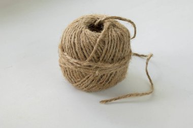 Beyaz arka plan üzerinde küçük sarmal ip.