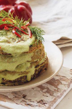 ıspanak, biber, yeşillikler ve kaju sosu ile mercimek kek. Vegan şenlikli yemek
