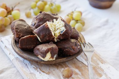 Darı, Hindistan cevizi cips ve kuru üzüm süt olmadan alternatif peynirler, ev yapımı çikolata ile kaplıdır. Sağlıklı Vegan tatlılar