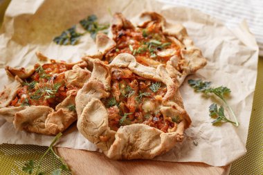 Yeşillik ile süslenmiş lahana, havuç, soğan ve mantar ile sebze bisküvi