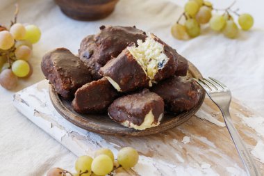 Darı, Hindistan cevizi cips ve kuru üzüm süt olmadan alternatif peynirler, ev yapımı çikolata ile kaplıdır. Sağlıklı Vegan tatlılar