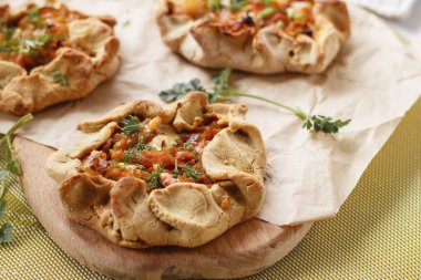 Yeşillik ile süslenmiş lahana, havuç, soğan ve mantar ile sebze bisküvi