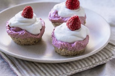 ev yapımı kek ham çilek ve kaju badem fındık hamur, sağlıklı vegan gıda kavramı üzerinde krem. yakın çekim