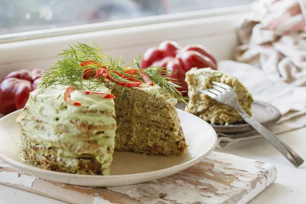 Чечевичный торт со шпинатом, перцем, зеленью и соусом кешью. Веганское блюдо — стоковое фото