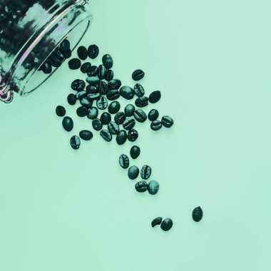 Arabica kahve çekirdekleri monofonik arka plan, yakın çekim, gün, sanat, minimal, modern tasarım üzerinde bir cam kavanoz dışarı dökülür