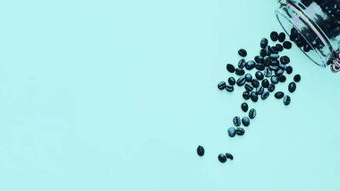 Arabica kahve çekirdekleri monofonik arka plan, yakın çekim, gün, sanat, minimal, modern tasarım üzerinde bir cam kavanoz dışarı dökülür