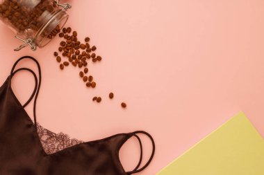 Uyumak için kadın elbisesi, günlük ve dağınık kahve tozlu pembe arka plan, düz döşeme, kopyalama, yakın çekim